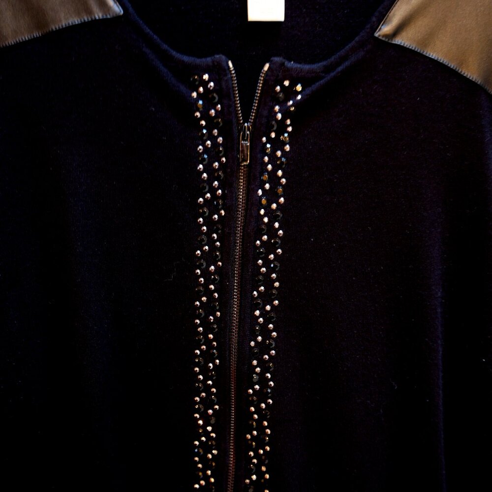 Cache zippered top with stones.